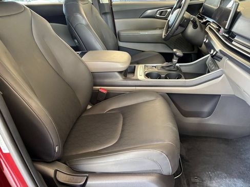 Used 2026 Kia Carnival FWD image 38