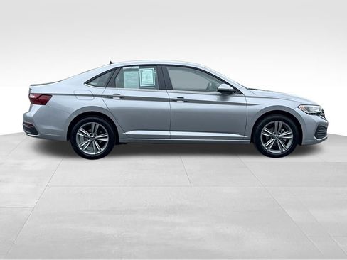 Used 2024 Volkswagen Jetta SE image 3