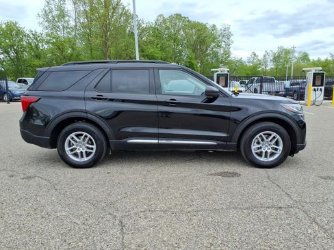 Used 2025 Ford Explorer Active AWD/4WD image 9