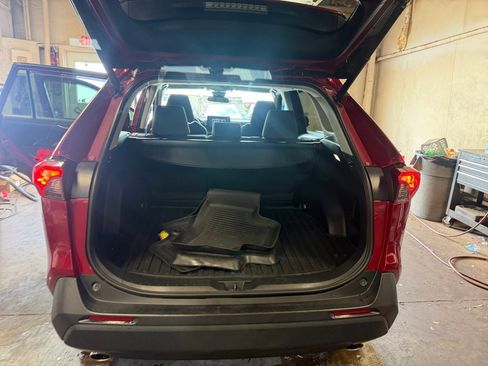 Used 2022 Toyota RAV4 XLE w/ Convenience Package FWD image 18