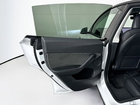 Used 2022 Tesla Model Y Long Range AWD/4WD image 24