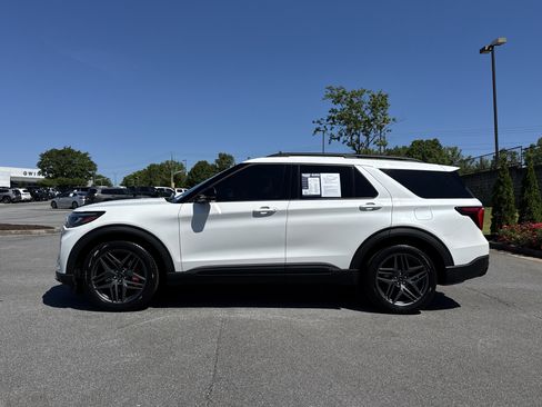 Used 2025 Ford Explorer ST AWD/4WD image 7