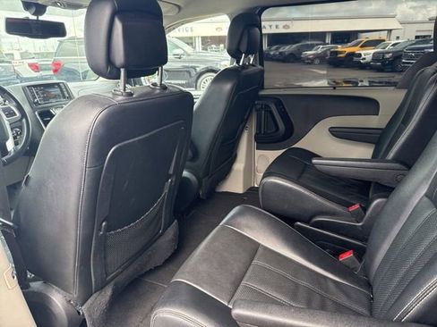 Used 2015 Chrysler Town & Country Touring-L FWD image 10
