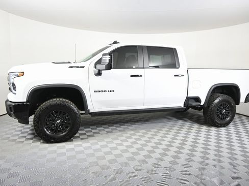 Used 2025 Chevrolet Silverado 2500 ZR2 w/ Technology Package image 2