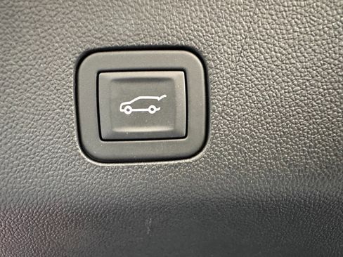 Used 2025 Chevrolet Suburban Z71 image 36