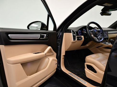 Used 2022 Porsche Cayenne Platinum Edition image 37