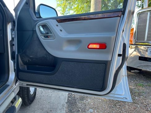 Used 2002 Jeep Grand Cherokee Overland image 26