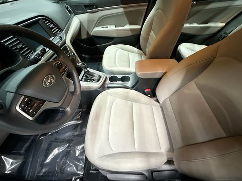Used 2017 Hyundai Elantra SE image 19