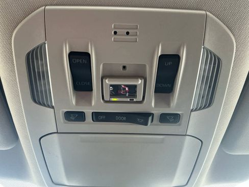 Used 2023 Toyota Highlander XLE image 21