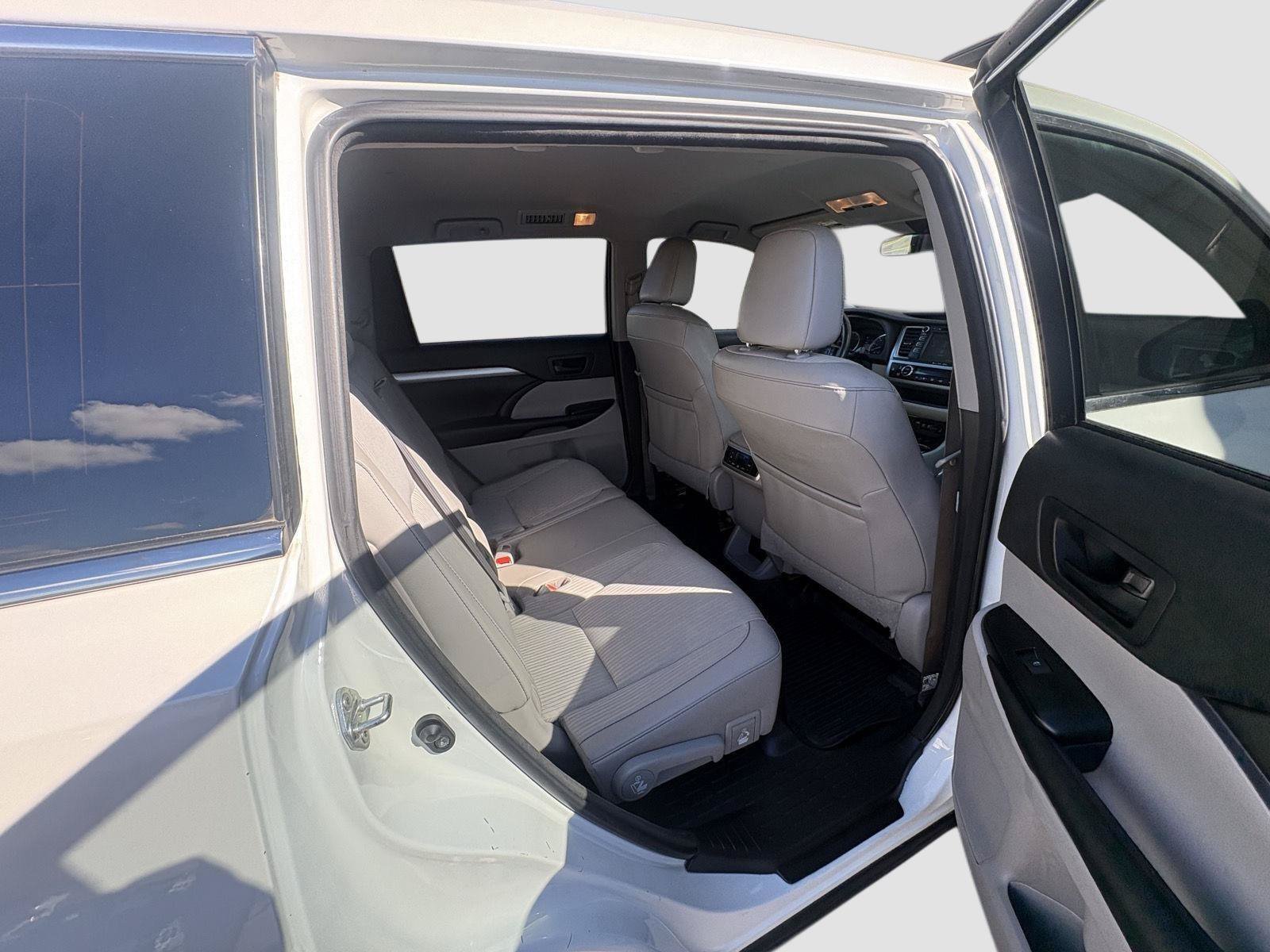 Used 2018 Toyota Highlander Plus AWD/4WD image 17