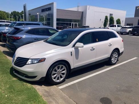 Used 2018 Lincoln MKT AWD image 1