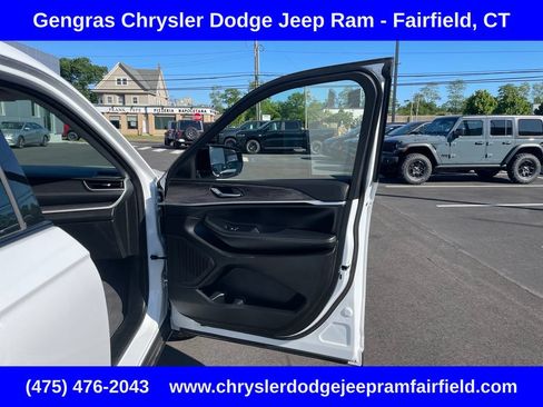 Certified 2023 Jeep Grand Cherokee L Limited w/ Black Appearance Package AWD/4WD image 11