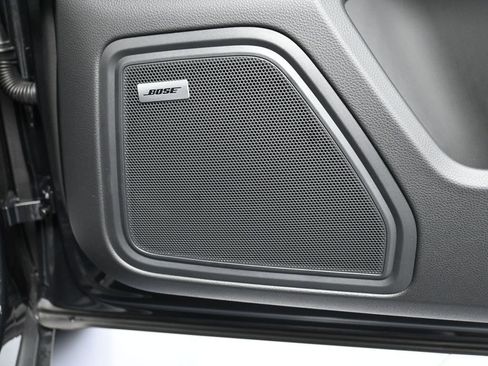 Certified 2025 Porsche Macan AWD/4WD image 30