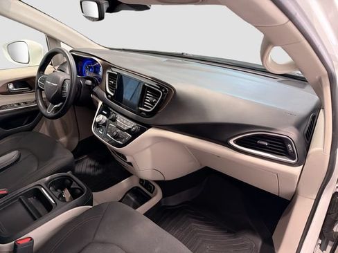 Used 2019 Chrysler Pacifica Touring Plus w/ Advanced Safetytec Group FWD image 26