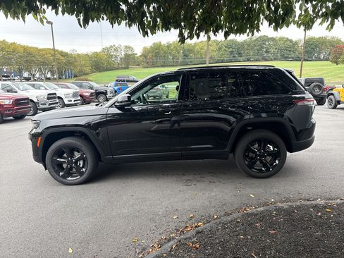 New 2025 Jeep Grand Cherokee Altitude image 7