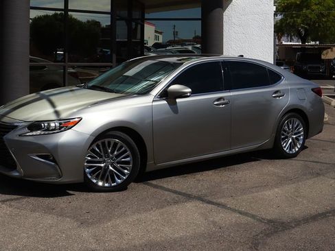 Used 2016 Lexus ES 350 w/ Luxury Package w/Wood Trim image 3