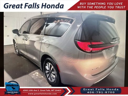 Used 2022 Chrysler Pacifica Touring-L w/ Uconnect Theater Family Group FWD image 4