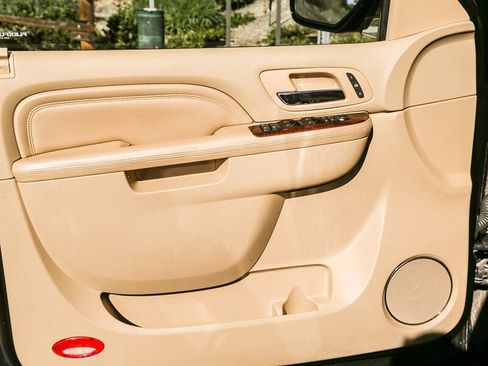 Used 2014 Cadillac Escalade ESV Premium image 38