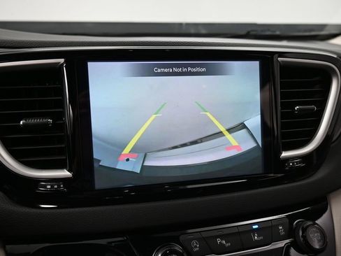 Used 2024 Chrysler Pacifica Touring-L FWD image 43