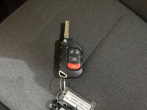 Used 2025 Jeep Wrangler Unlimited Sahara AWD/4WD image 24