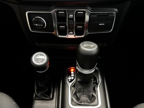 Used 2022 Jeep Wrangler Unlimited Sport AWD/4WD image 18