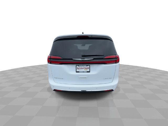 Used 2023 Chrysler Pacifica Limited FWD image 7
