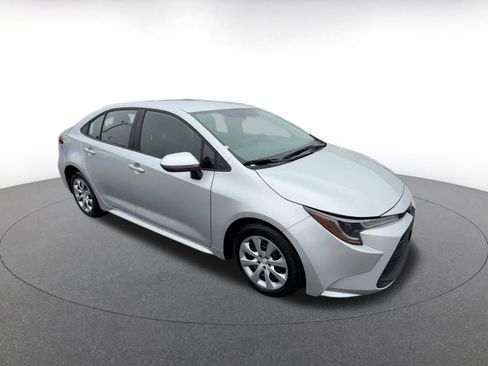 Used 2025 Toyota Corolla LE image 2