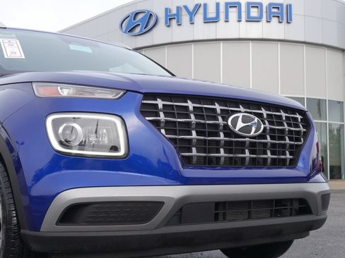 Used 2023 Hyundai Venue Limited FWD image 3