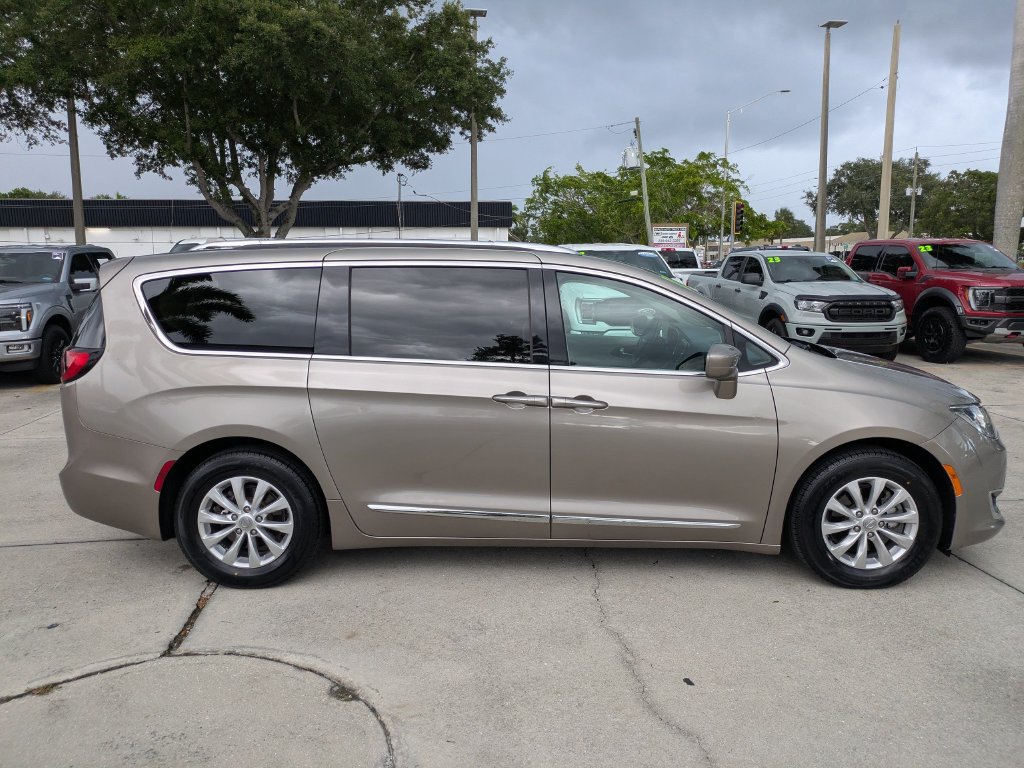 Used 2018 Chrysler Pacifica Touring-L FWD image 3