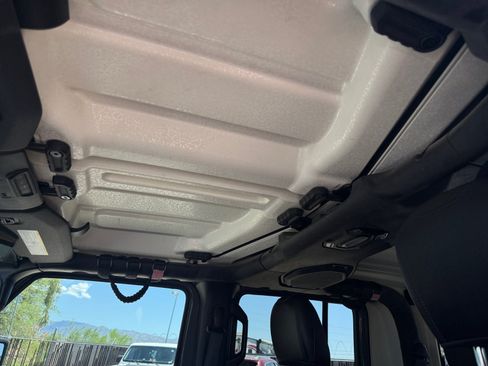 Used 2021 Jeep Gladiator Rubicon AWD/4WD image 16