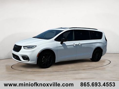 Used 2025 Chrysler Pacifica Limited FWD image 7