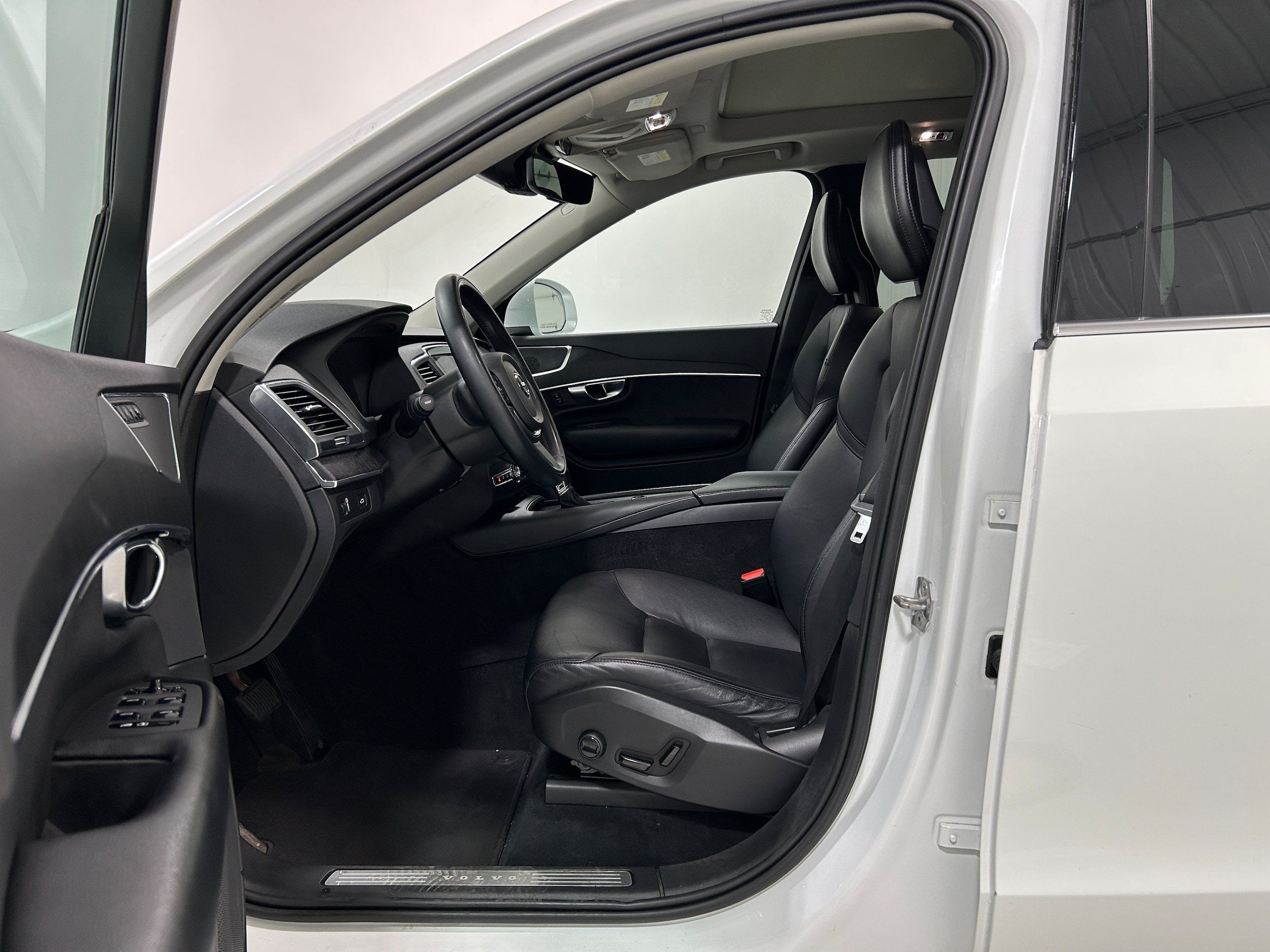 Used 2020 Volvo XC90 T5 Momentum AWD/4WD image 4