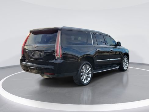 Used 2019 Cadillac Escalade ESV Luxury image 3