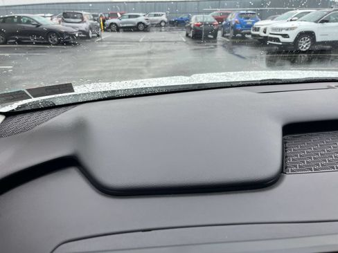 Used 2026 Kia Carnival FWD image 36
