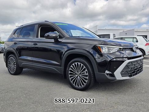 Used 2025 Volkswagen Taos SE FWD image 7