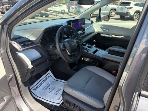 Used 2025 Toyota Sienna XLE FWD image 9