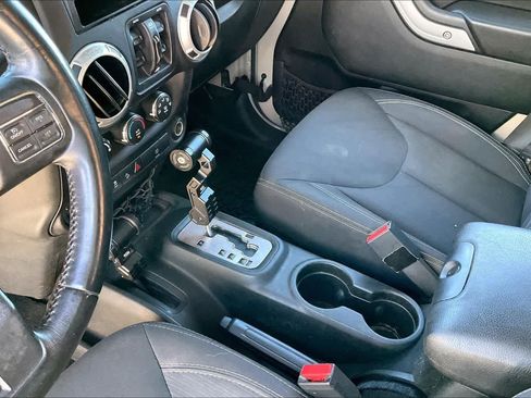 Used 2018 Jeep Wrangler Unlimited Sahara AWD/4WD image 16