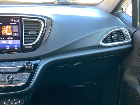 Used 2025 Chrysler Pacifica Select image 38