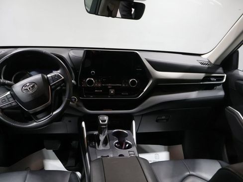 Used 2023 Toyota Highlander XLE AWD/4WD image 17