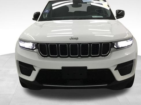 Used 2023 Jeep Grand Cherokee Laredo AWD/4WD image 3