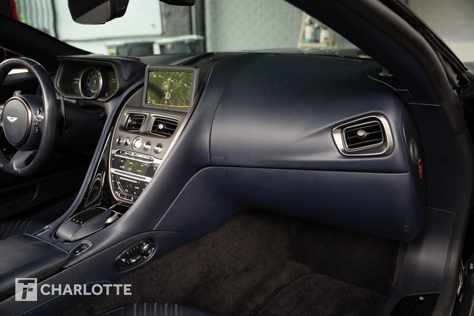 Used 2019 Aston Martin DB11 Volante RWD image 32