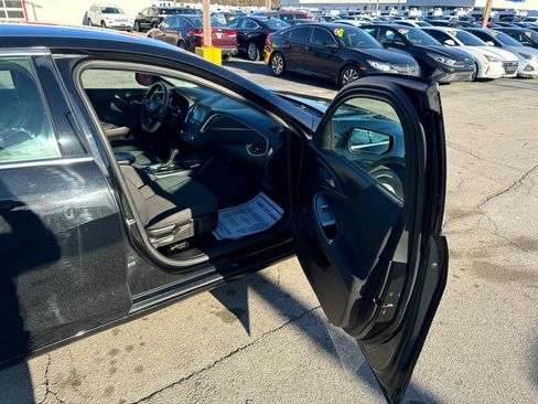 Used 2017 Chevrolet Malibu LT image 9