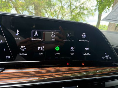 Used 2024 Cadillac Escalade Premium Luxury AWD/4WD image 46