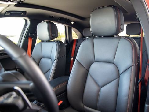 Certified 2025 Porsche Macan AWD/4WD image 5