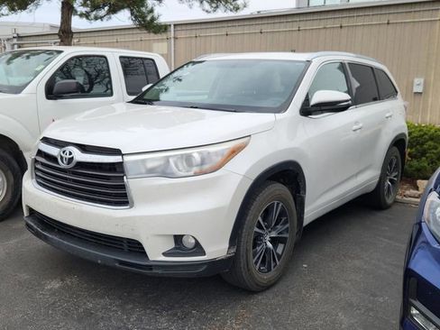 Used 2016 Toyota Highlander XLE image 3