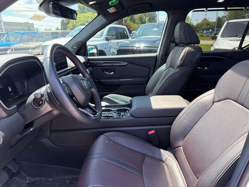 Used 2025 Honda Pilot Black Edition image 17