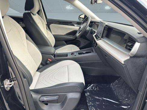 Certified 2025 Volkswagen Tiguan SE image 24