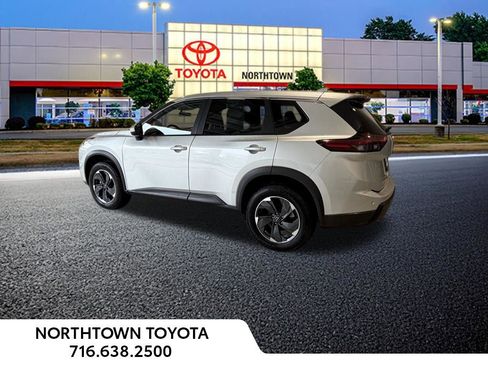 Used 2025 Nissan Rogue SV image 3