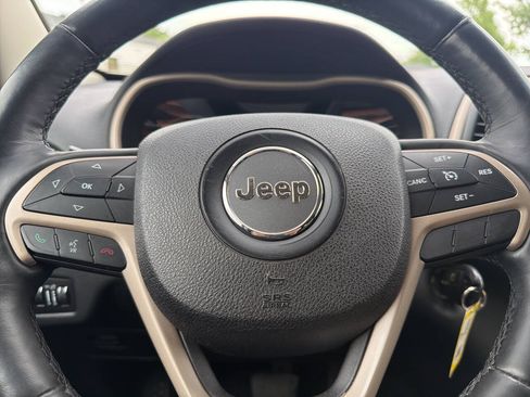 Used 2015 Jeep Cherokee Latitude w/ Cold Weather Group AWD/4WD image 10