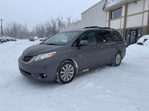 Used 2014 Toyota Sienna XLE image 8